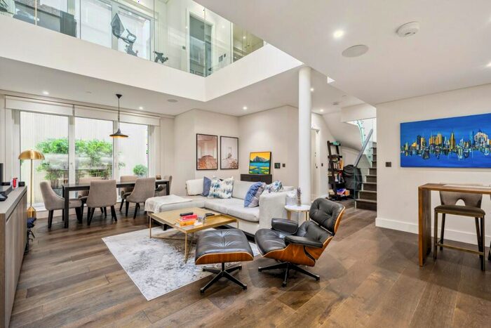 2 Bedroom Apartment To Rent In Pink Mews, Dyer's Buildings, Chancery Lane, London, EC1N