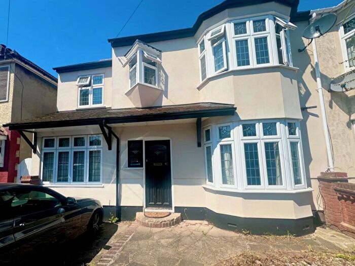 6 Bedroom House To Rent In Edison Avenue, RM12