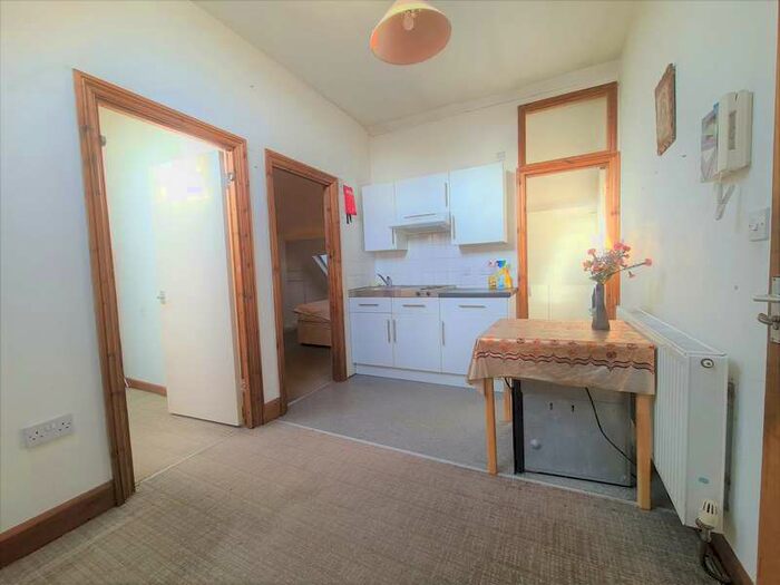2 Bedroom Flat To Rent In North Circular Road, London, NW2