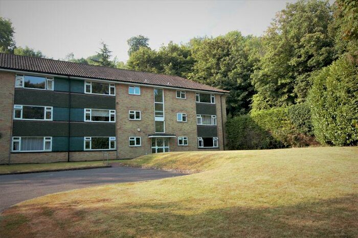 2 Bedroom Ground Flat To Rent In Caterham, CR3