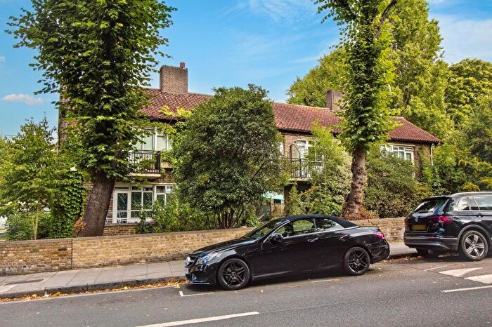 Studio For Sale In Flat Hinchinbrook House, Mortimer Crescent, Kilburn, London, NW6