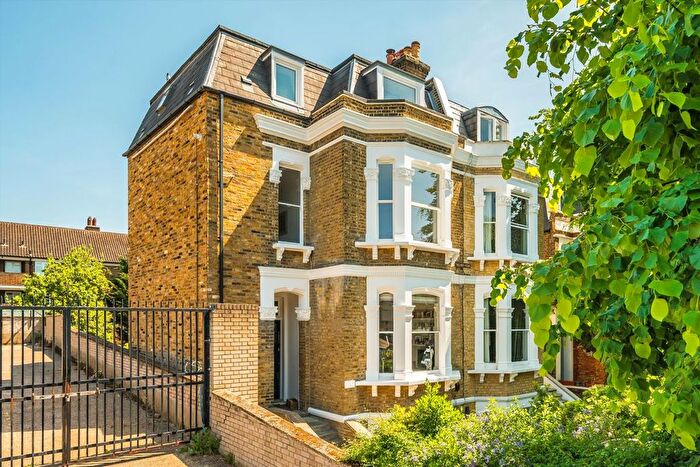 2 Bedroom Flat To Rent In West Hill Road, Wandsworth, SW18
