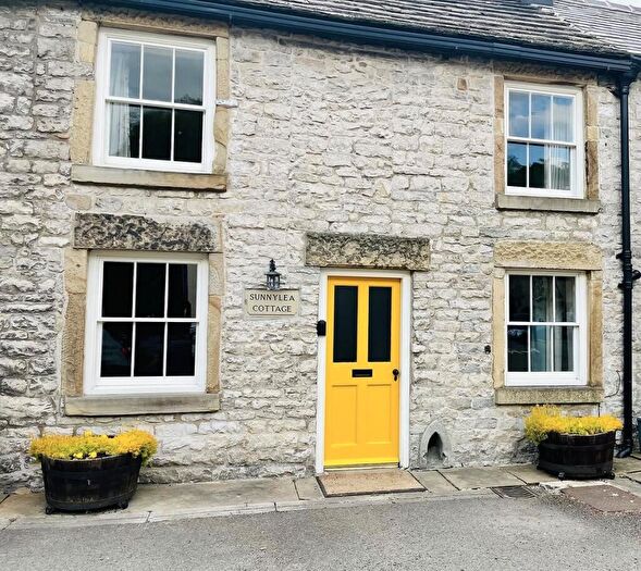 2 Bedroom Character Property For Sale In Queen Street, Tideswell, Buxton, SK17