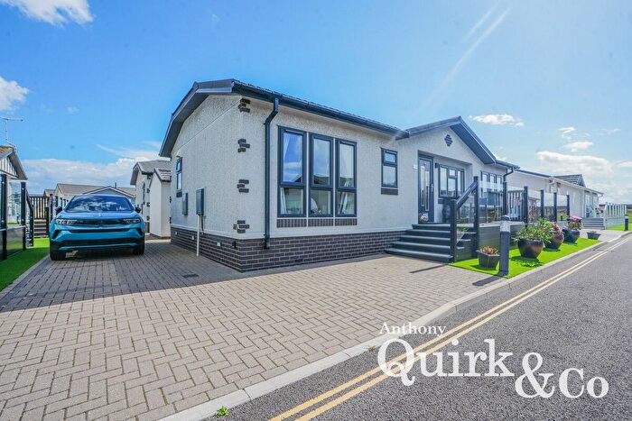 2 Bedroom Mobile/park Home For Sale In Bay Beach Road, Canvey Island, SS8