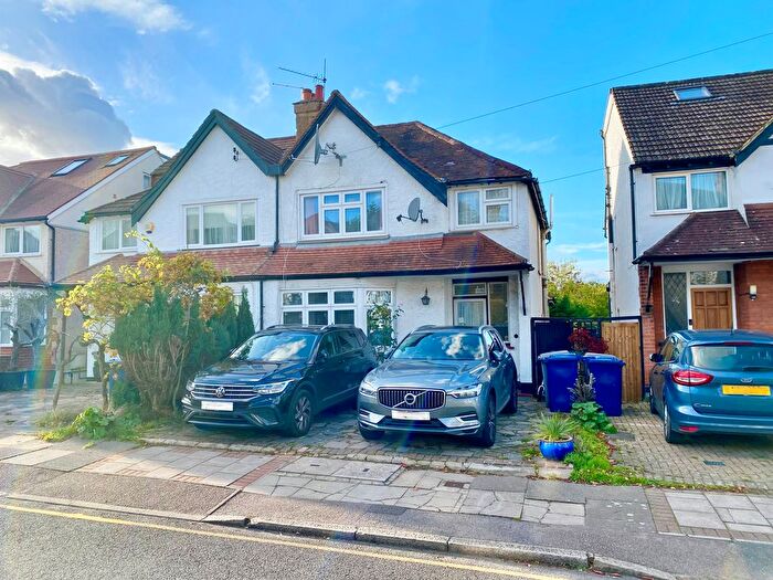 3 Bedroom Semi Detached House For Sale In Ridgeview Road, Whetstone, N20