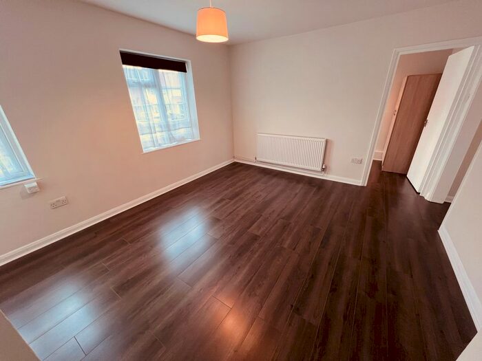 2 Bedroom Flat To Rent In Bells Hill, Barnet, EN5