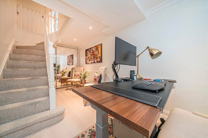 2 Bedroom Flat For Sale In Parklands, Surbiton, KT5