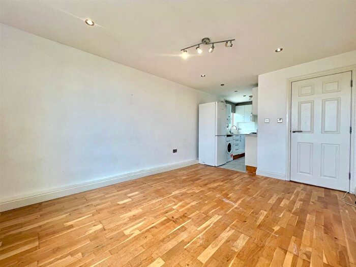 2 Bedroom Flat To Rent In Townshend Terrace, Richmond, TW9