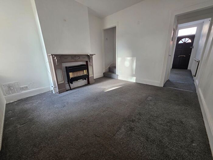 3 Bedroom Terraced House To Rent In Hampton Road, Luton, Bedfordshire, LU4