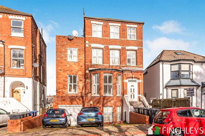 3 Bedroom Flat To Rent In Crescent Road, London, N3