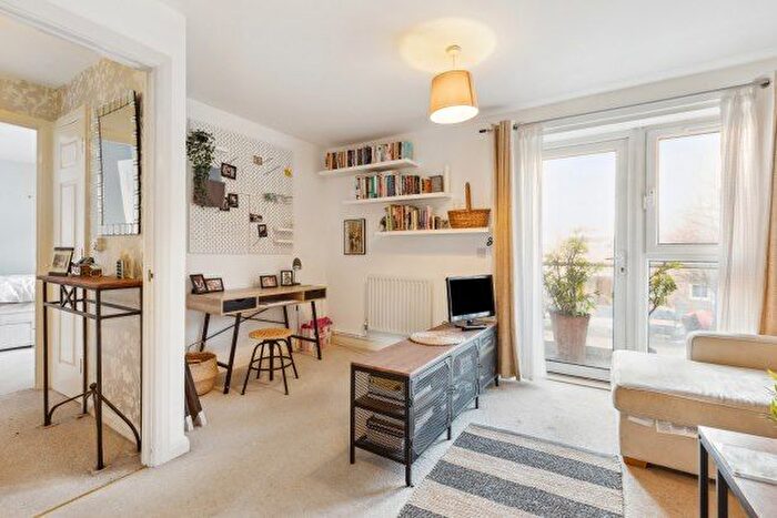 1 Bedroom Flat To Rent In Great Chart Street, London, SW11