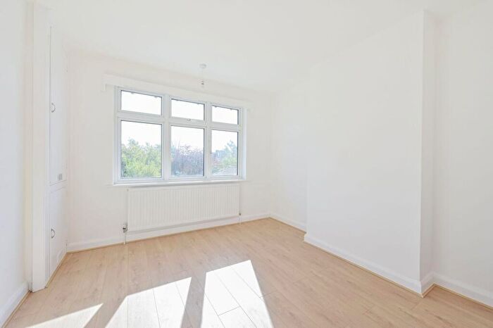 4 Bedroom Semi-Detached House To Rent In Martin Grove, Morden, SM4