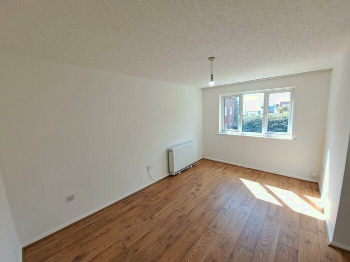 1 Bedroom Flat To Rent In Bedroom Flat &ndash; Dunnock Close, Edmonton, N9