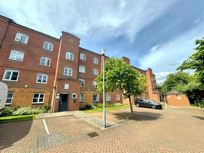 2 Bedroom Flat To Rent In Otter Close, Stratford, E15