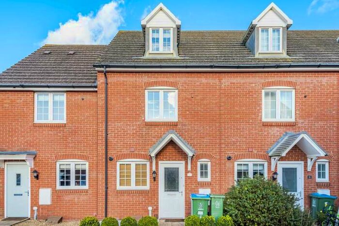 3 Bedroom Town House To Rent In Eggleton Close, Aylesbury, HP21