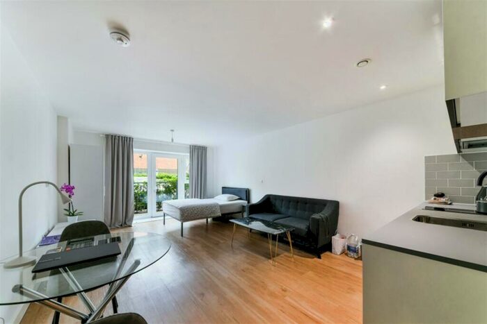 Apartment To Rent In Fairbank House, Beaufort Square, NW9