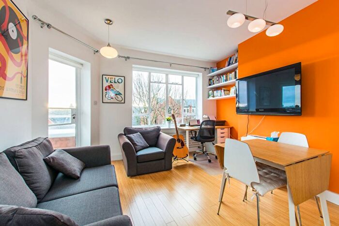 2 Bedroom Flat For Sale In Balham Hill, Balham, London, SW12