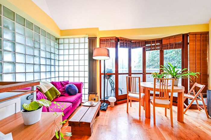 1 Bedroom Detached House To Rent In Gillespie Road, Arsenal, London, N5