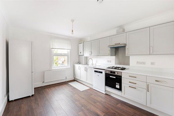 4 Bedroom Flat To Rent In The Avenue, London, W13