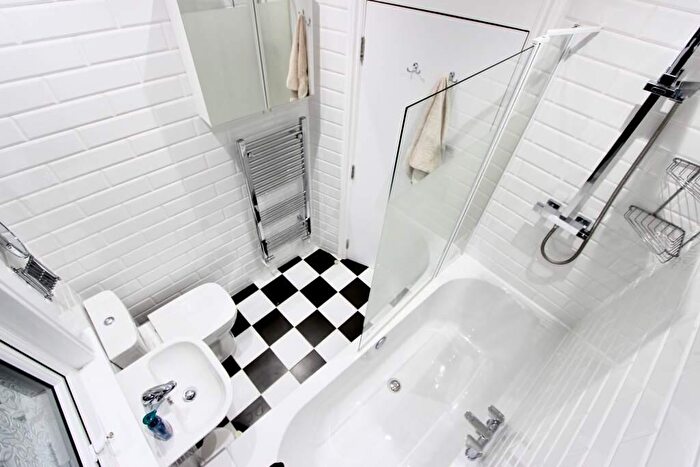 4 Bedroom Terraced House To Rent In Warwick Road, London, N11