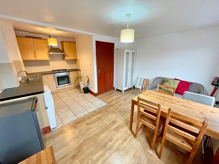 2 Bedroom Flat To Rent In Bethnal Green Road, London, E2