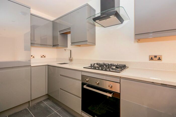 3 Bedroom Town House To Rent In Staveley Road, Chesterfield, S43