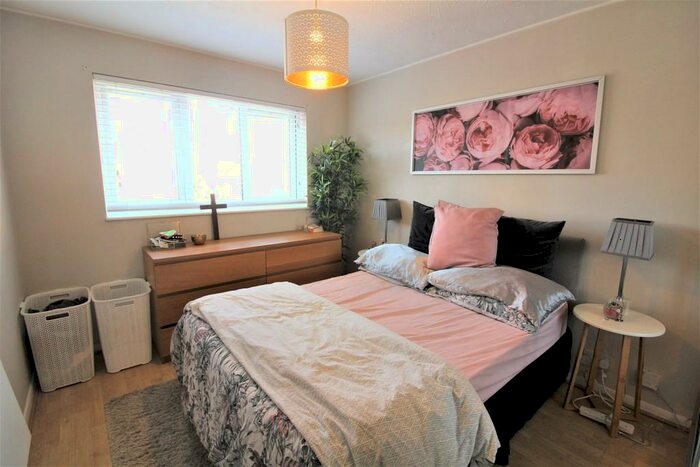 1 Bedroom Apartment To Rent In Godolphin Close, Palmers Green, N13
