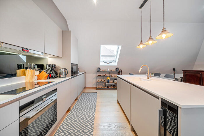 3 Bedroom Flat For Sale In Woodcote Valley Road, Purley, CR8