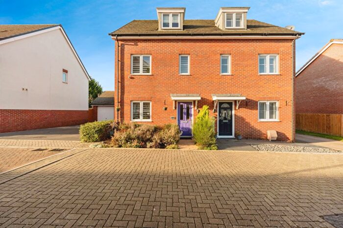 4 Bedroom Semi Detached House For Sale In London Road, Dunstable, LU6