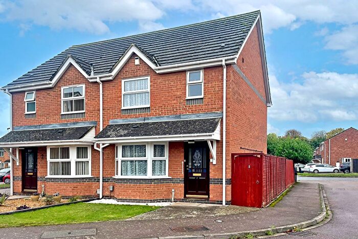 3 Bedroom Semi Detached House For Sale In Empire Close, Biggleswade, SG18