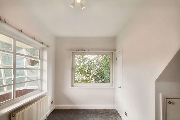 3 Bedroom Flat To Rent In Glenhill Close (), Finchley `, N3