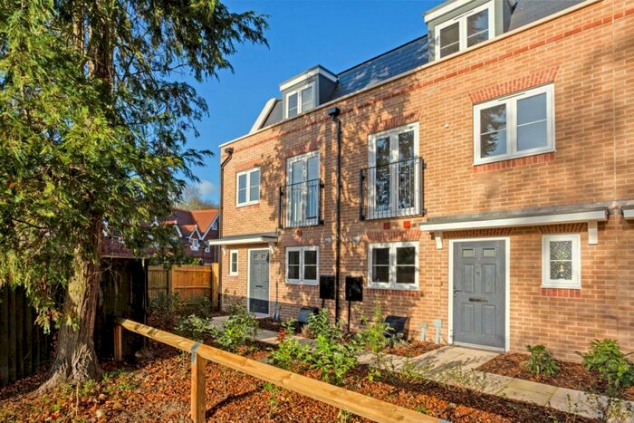3 Bedroom End Of Terrace House To Rent In Bell Farm Way, Hersham, KT12