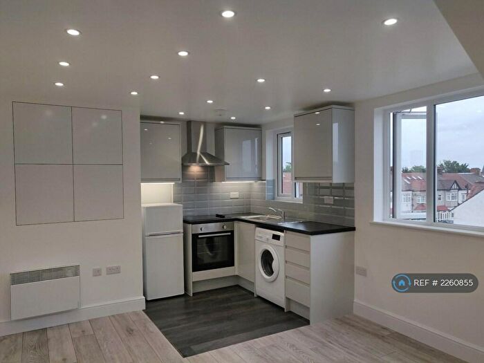 1 Bedroom Flat To Rent In Cranbrook Road, Ilford, IG2