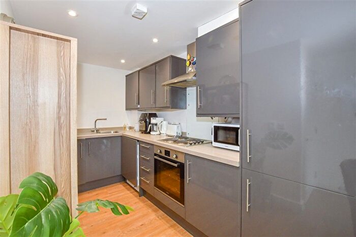 2 Bedroom Flat For Sale In Queen Anne Road, Maidstone, Kent, ME14