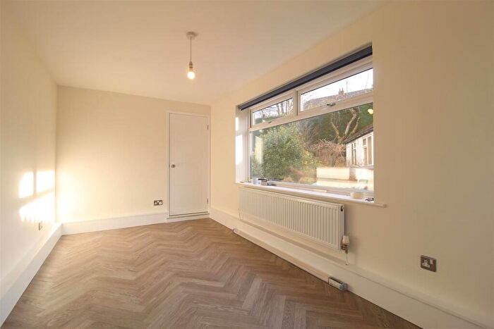 5 Bedroom Detached House To Rent In Kirkwood Gardens, Leeds, LS16