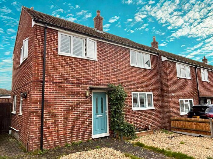 3 Bedroom Semi-Detached House For Sale In Kingsley Close, Shaw, Newbury, RG14