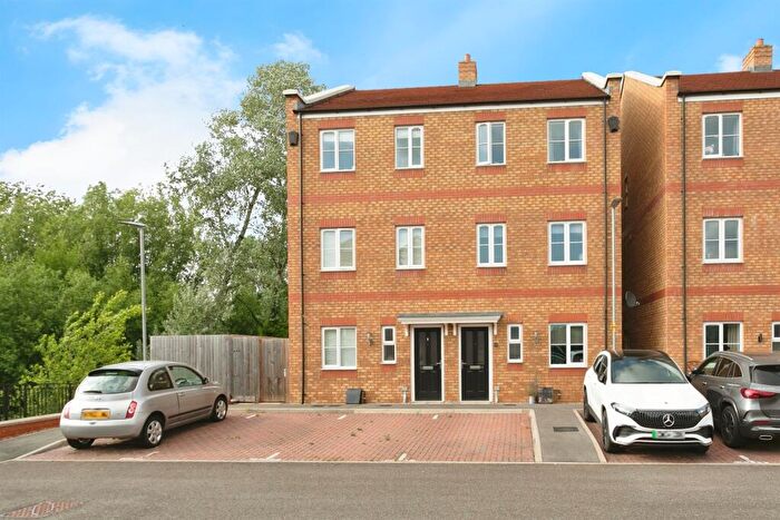 4 Bedroom Semi-Detached House For Sale In Hamilton Close, Buckingham, MK18