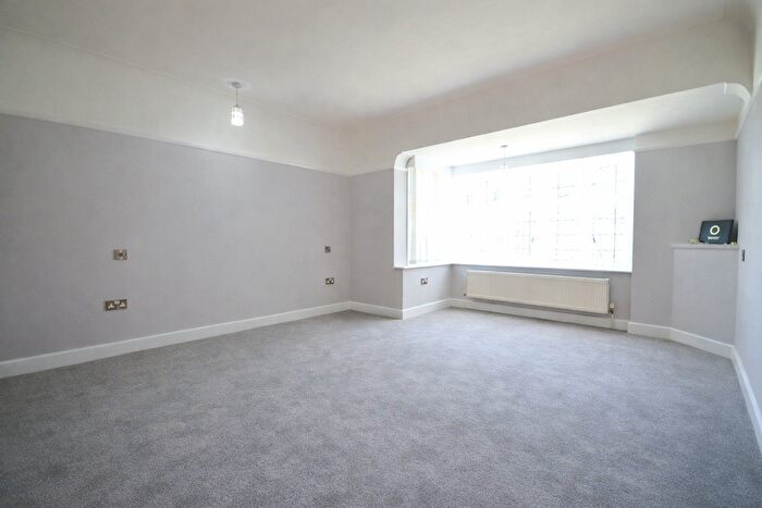 2 Bedroom Flat To Rent In Queens Drive, London, W3