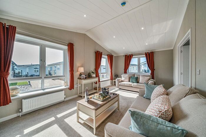 2 Bedroom Park Home For Sale In New Lane, Milford On Sea, Lymington, SO41