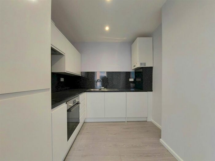 3 Bedroom Flat To Rent In High Street, Sutton, SM1