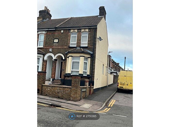 3 Bedroom End Terrace House To Rent In Mill Road, Rochester, ME2