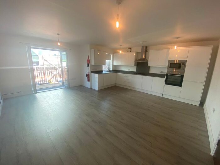 2 Bedroom Flat To Rent In Eaton Walk, Slough, SL1