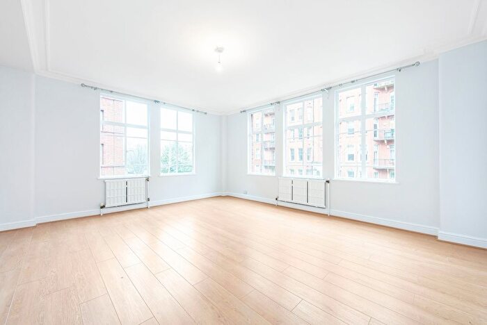 3 Bedroom Flat To Rent In Oakwood Court, London, W14