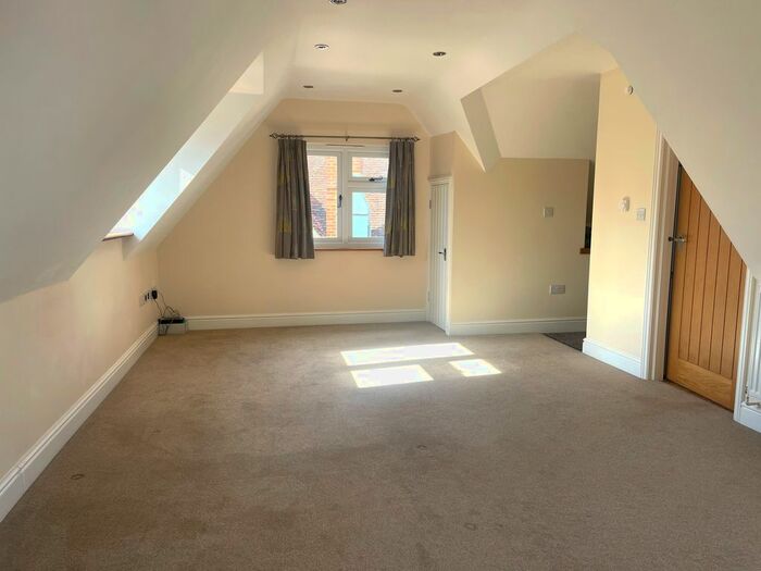 1 Bedroom Flat To Rent In High Street, Staplehurst, Tonbridge, TN12