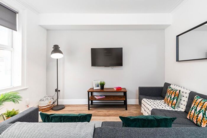 6 Bedroom Semi Detached House To Rent In Beamsley Mount, Leeds, LS6