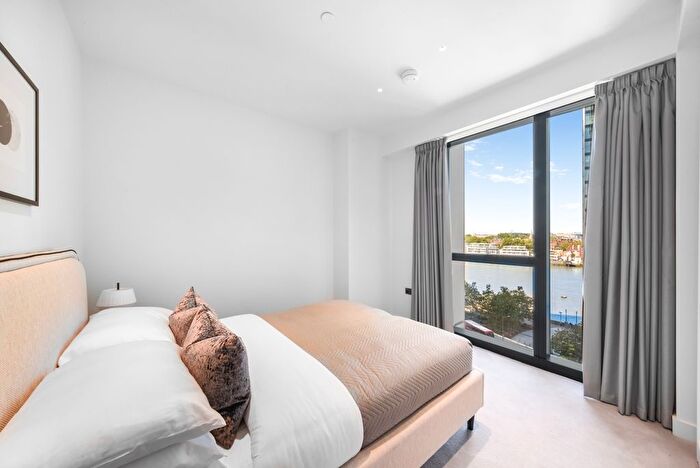 3 Bedroom Flat To Rent In Nine Elms Lane, London, SW8