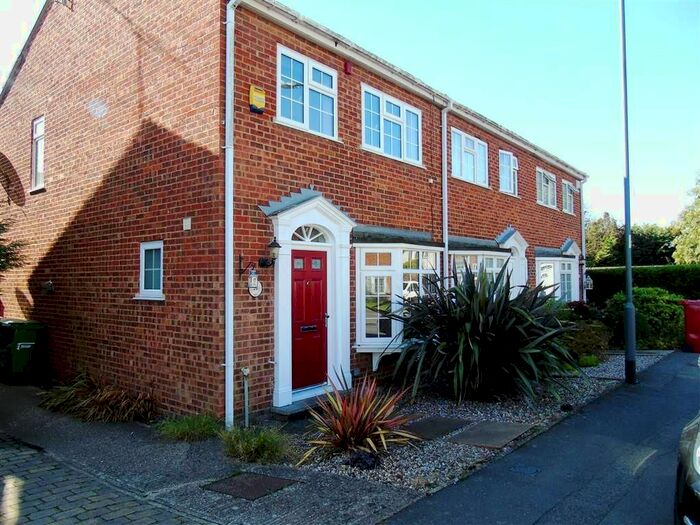 3 Bedroom Semi-Detached House To Rent In Cardinals Walk, Taplow, Maidenhead SL6