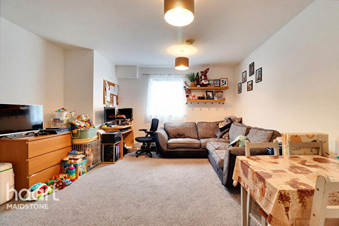 1 Bedroom Apartment For Sale In Kingfisher Meadow, Maidstone, ME16