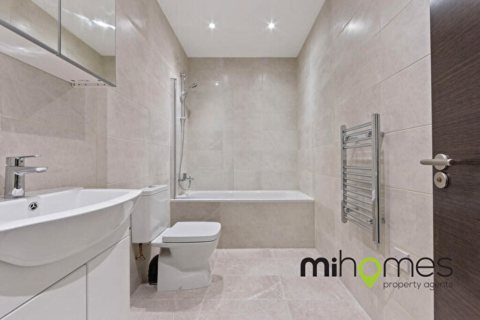2 Bedroom Apartment To Rent In Key Point, Potters Bar, EN6