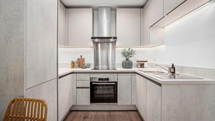 3 Bedroom Flat For Sale In Longwater Avenue, Reading, RG2